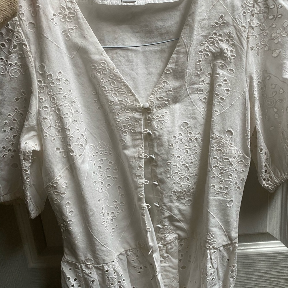 White short sleeve top